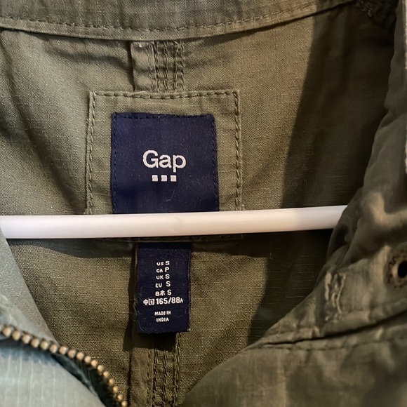 Gap Hooded Utility Vest - Picture 3 of 3